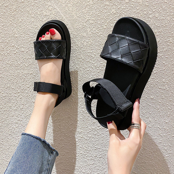 Sieviešu sandales no eko ādas ar platformu un gumiju