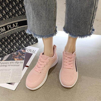 Sportiskas ikdienas sieviešu kedas ar mežģīnēm un baltu zoli