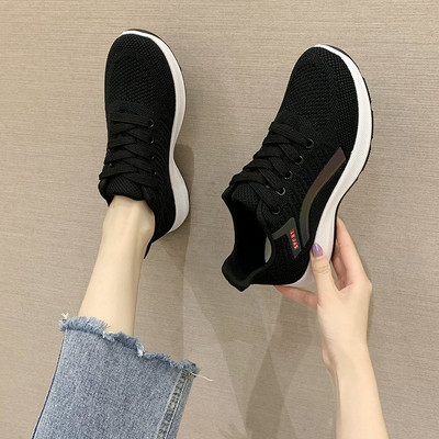 Sportiskas ikdienas sieviešu kedas ar mežģīnēm un baltu zoli