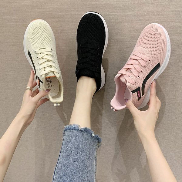 Sportiskas ikdienas sieviešu kedas ar mežģīnēm un baltu zoli