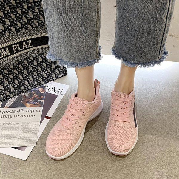 Sportiskas ikdienas sieviešu kedas ar mežģīnēm un baltu zoli