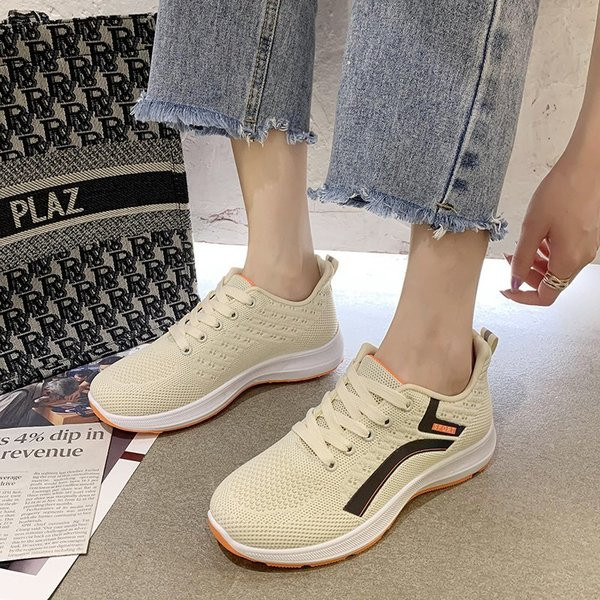 Sportiskas ikdienas sieviešu kedas ar mežģīnēm un baltu zoli