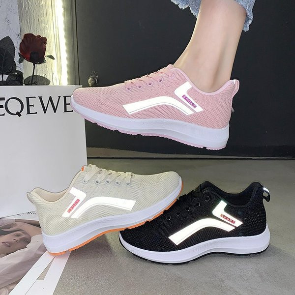 Sportiskas ikdienas sieviešu kedas ar mežģīnēm un baltu zoli