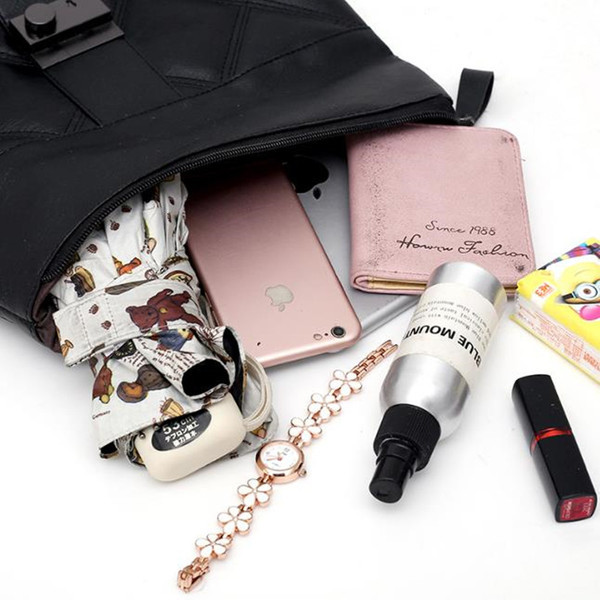 Moderna sieviešu mugursoma no eko ādas - melnā krāsā