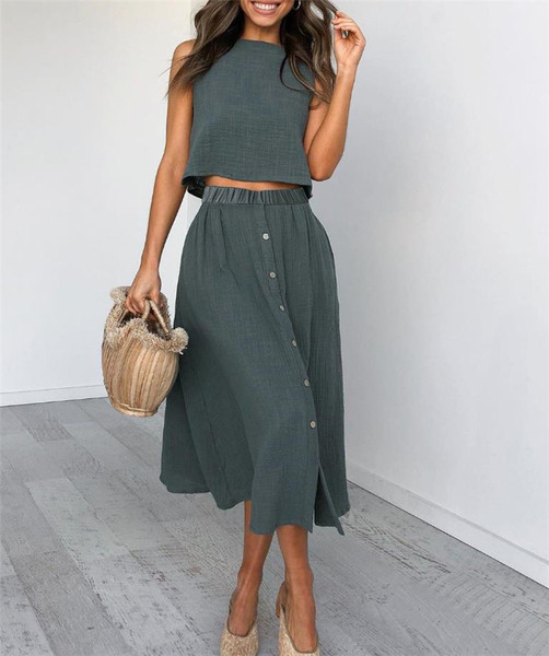 Sieviešu komplekts ar īsu topiņu un svārkiem