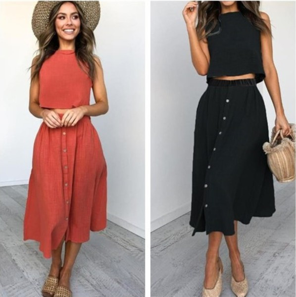 Sieviešu komplekts ar īsu topiņu un svārkiem