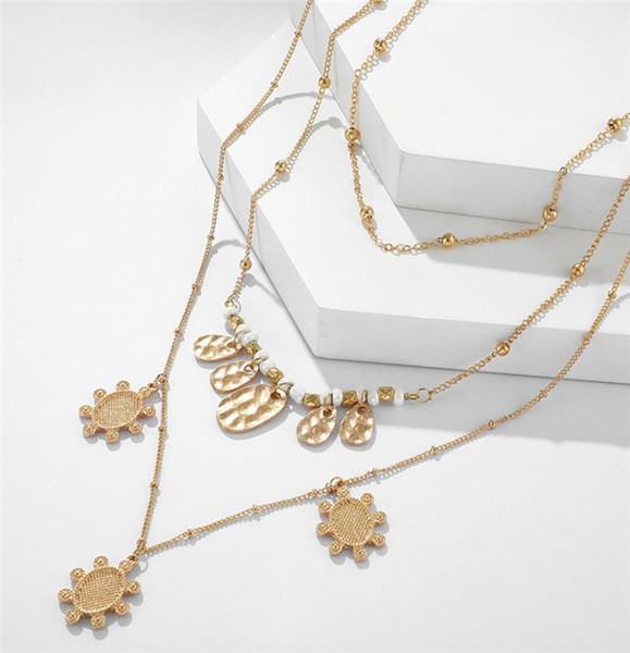 Moderna piekarināma kaklarota zeltainā krāsā