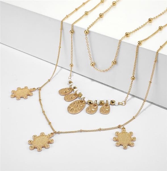 Moderna piekarināma kaklarota zeltainā krāsā