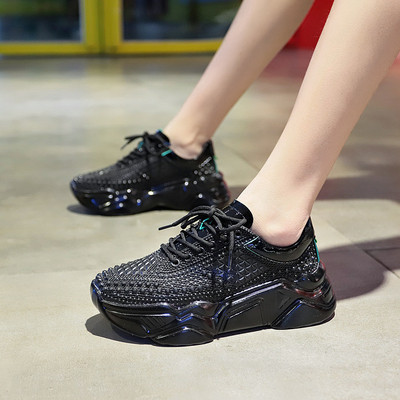 Modernas sieviešu kedas ar šņorēm un cilpiņām