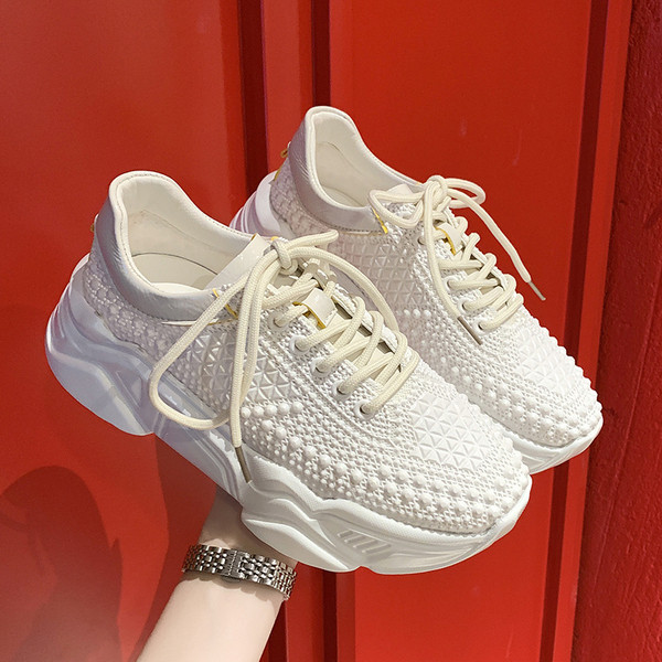 Modernas sieviešu kedas ar šņorēm un cilpiņām