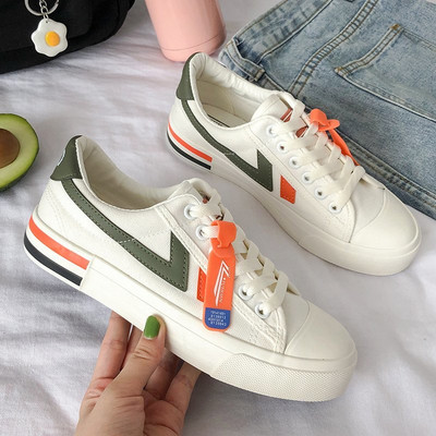 Ikdienas sieviešu kedas ar mežģīnēm un baltu plānu zoli