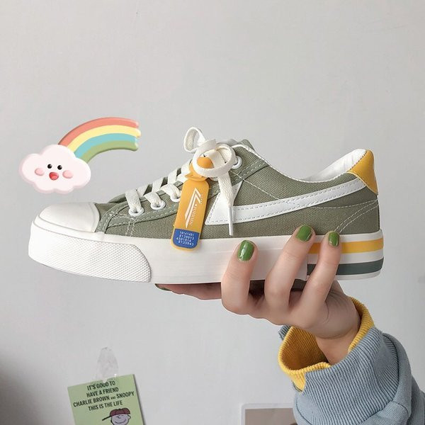 Ikdienas sieviešu kedas ar mežģīnēm un baltu plānu zoli