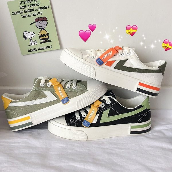 Ikdienas sieviešu kedas ar mežģīnēm un baltu plānu zoli