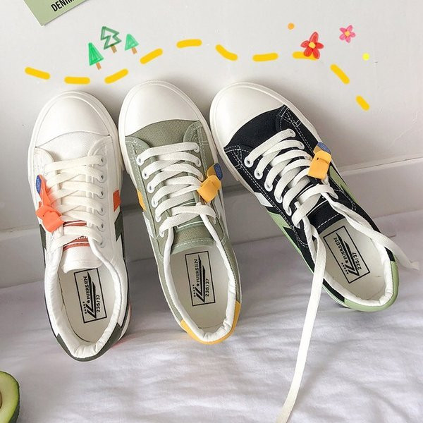 Ikdienas sieviešu kedas ar mežģīnēm un baltu plānu zoli