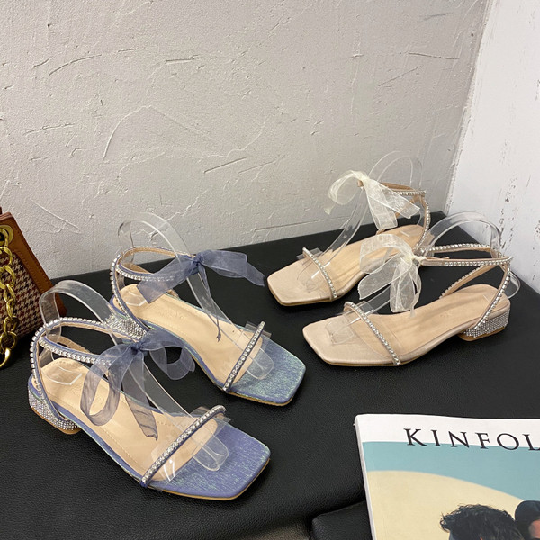 Moodsad kivikeste ja lameda tallaga naiste sandaalid