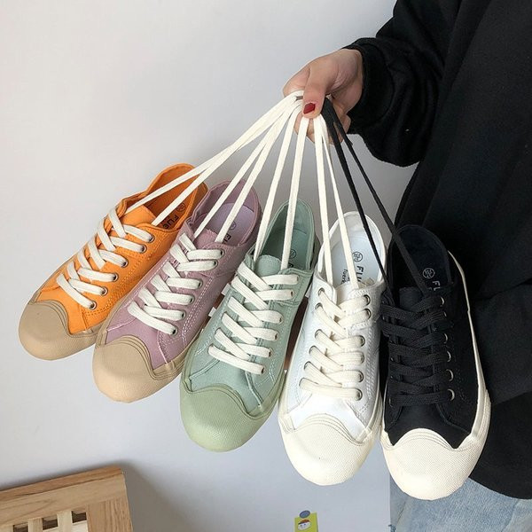 Alkalmi női tornacipő fűzővel, papucshoz illően