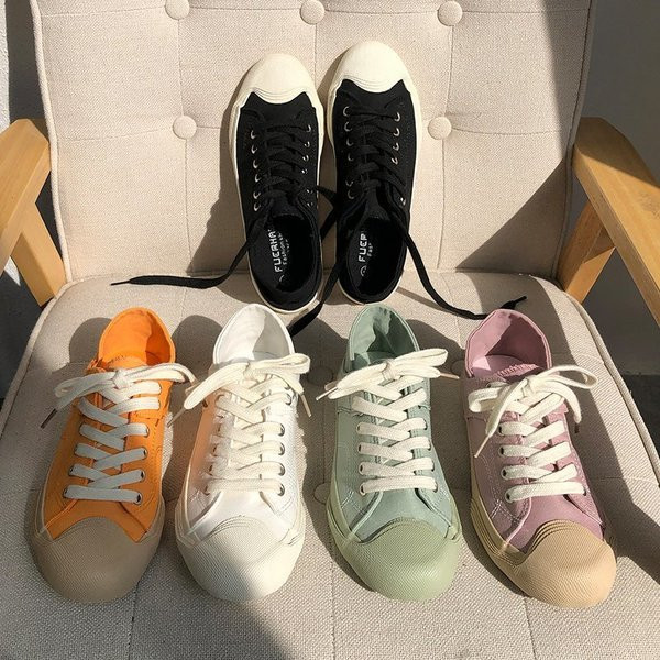 Alkalmi női tornacipő fűzővel, papucshoz illően