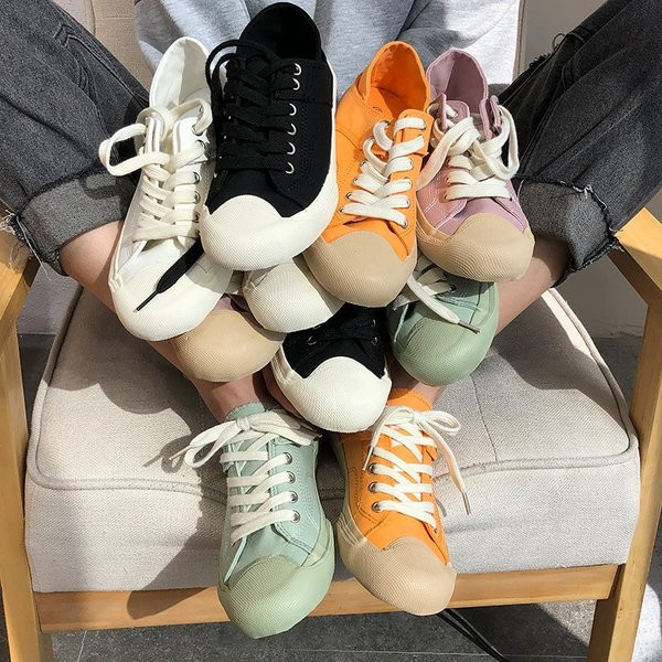 Alkalmi női tornacipő fűzővel, papucshoz illően