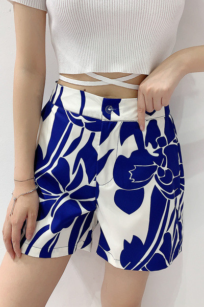 Kõrge vöökoha ja mustriga naiste lühikesed püksid