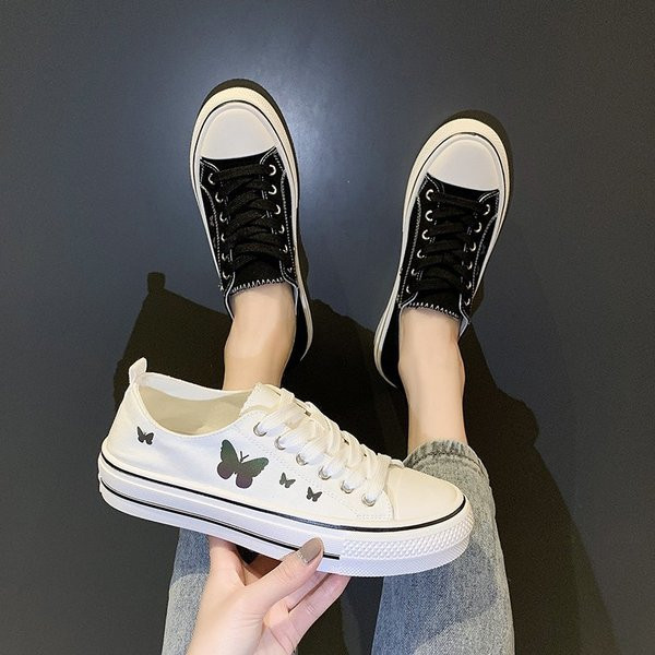 Alkalmi női tornacipő fűzővel és pillangó rátéttel