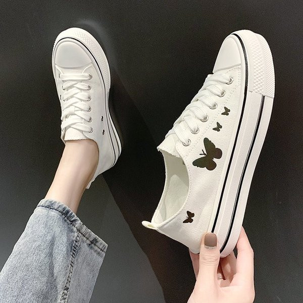 Alkalmi női tornacipő fűzővel és pillangó rátéttel