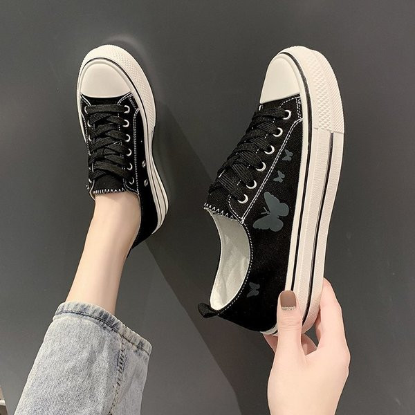 Alkalmi női tornacipő fűzővel és pillangó rátéttel