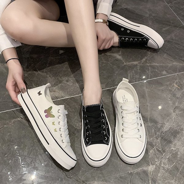 Alkalmi női tornacipő fűzővel és pillangó rátéttel