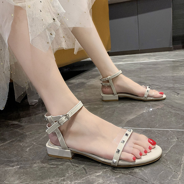 Modern női szandál fém elemmel és pánttal