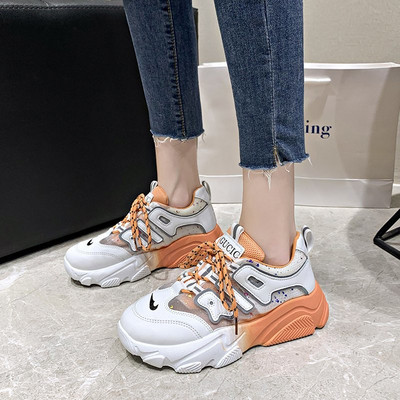 Modernas sieviešu kedas ar mežģīnēm un krāsainu rakstu