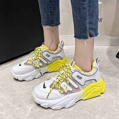 Modernas sieviešu kedas ar mežģīnēm un krāsainu rakstu