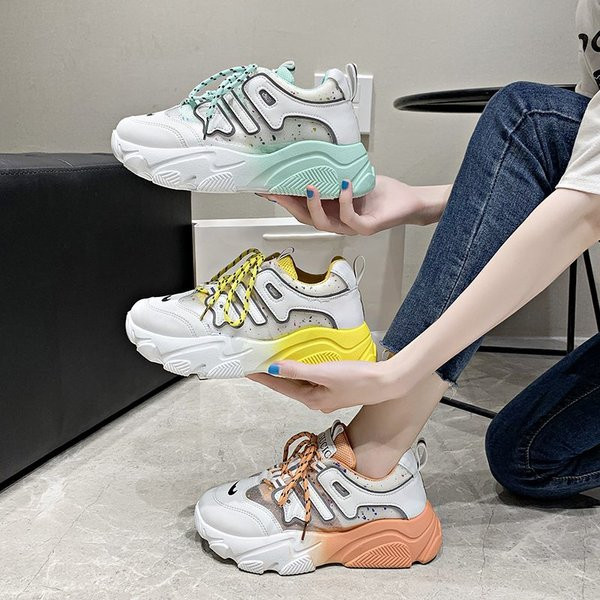 Modernas sieviešu kedas ar mežģīnēm un krāsainu rakstu