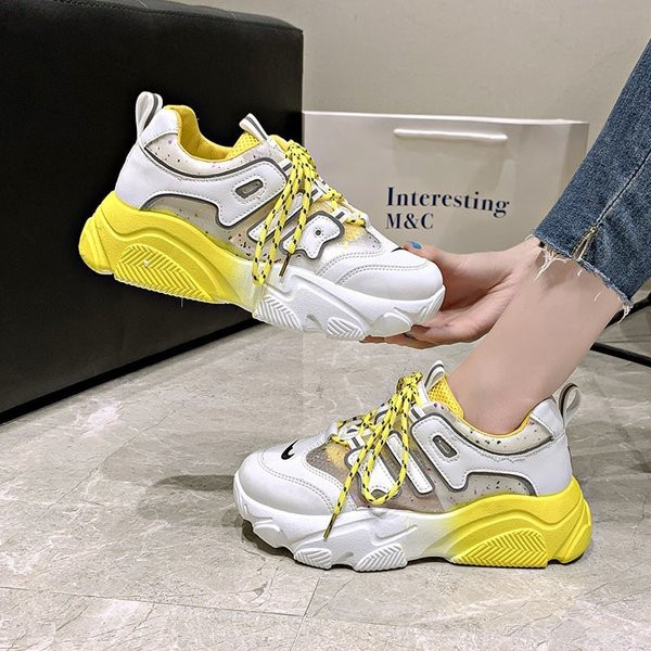 Modernas sieviešu kedas ar mežģīnēm un krāsainu rakstu