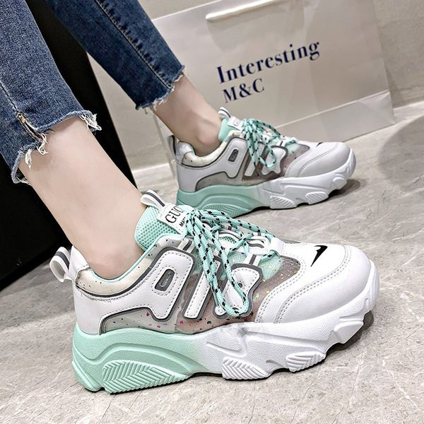 Modernas sieviešu kedas ar mežģīnēm un krāsainu rakstu