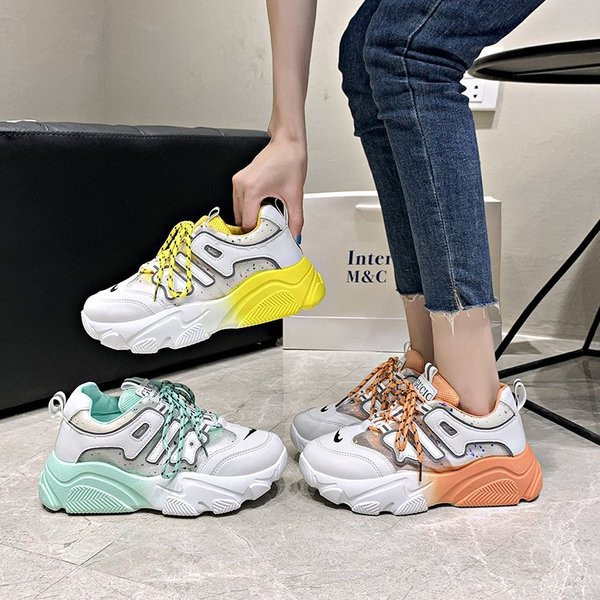 Modernas sieviešu kedas ar mežģīnēm un krāsainu rakstu