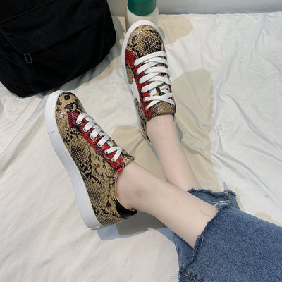 Mūsdienīgas sieviešu kedas ar mežģīnēm un dzīvnieku tiesībām