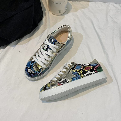 Mūsdienīgas sieviešu kedas ar mežģīnēm un dzīvnieku tiesībām