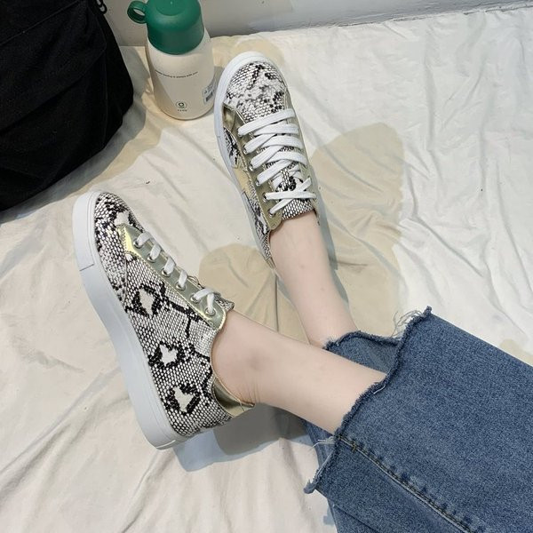 Mūsdienīgas sieviešu kedas ar mežģīnēm un dzīvnieku tiesībām