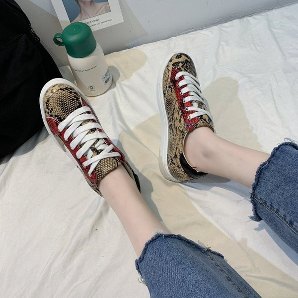 Mūsdienīgas sieviešu kedas ar mežģīnēm un dzīvnieku tiesībām