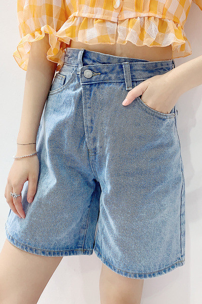 Īsi sieviešu džinsi ar augstu vidukli - plats modelis