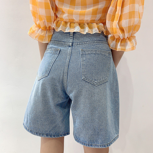 Īsi sieviešu džinsi ar augstu vidukli - plats modelis