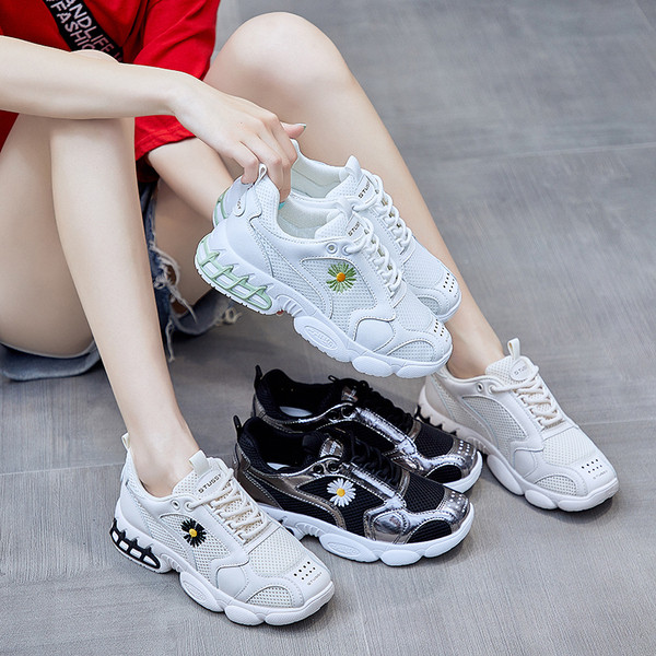 Σύγχρονα γυναικεία αθλητικά παπούτσια με κεντήματα λουλουδιών