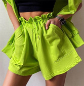 Sieviešu šorti ar elastīgu jostasvietu un kabatām