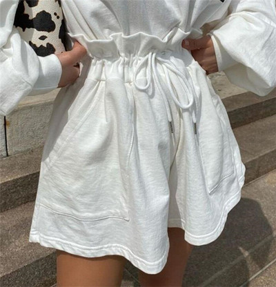 Sieviešu šorti ar elastīgu jostasvietu un kabatām