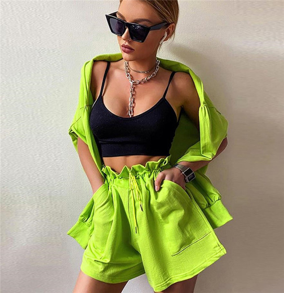 Sieviešu šorti ar elastīgu jostasvietu un kabatām