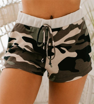 Sieviešu šorti ar kamuflāžas rakstu
