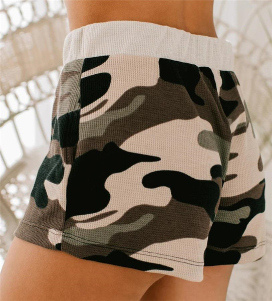 Sieviešu šorti ar kamuflāžas rakstu