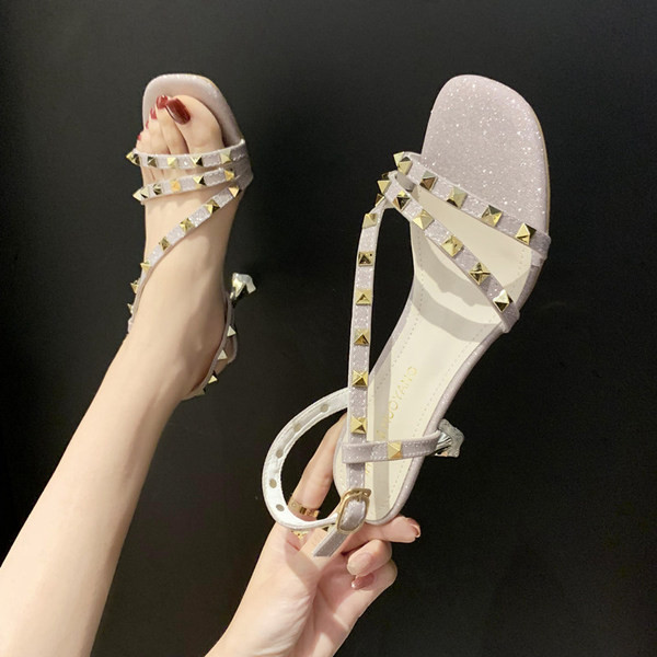 Modernas sieviešu sandales ar plānu 6 cm papēdi un metāla elementu