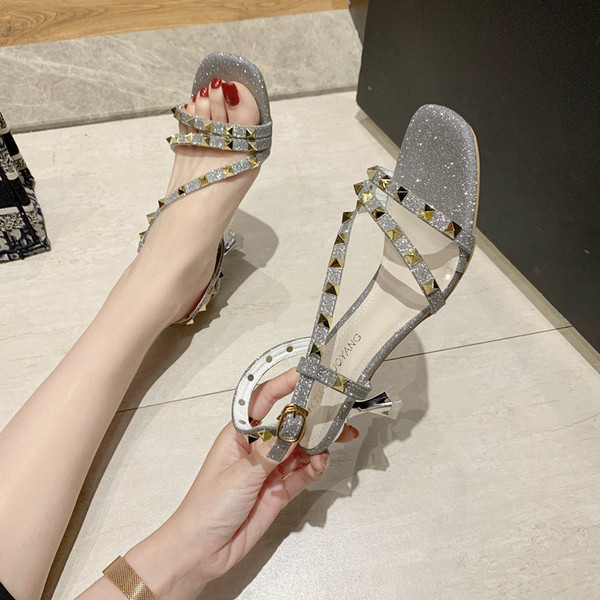 Modernas sieviešu sandales ar plānu 6 cm papēdi un metāla elementu