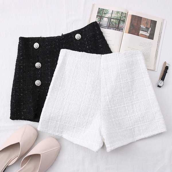 Jauns sieviešu šortu modelis ar augstu vidukli un pogām