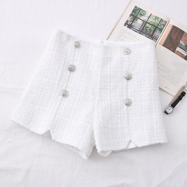 Jauns sieviešu šortu modelis ar augstu vidukli un pogām